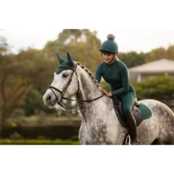 LeMieux Hat Silk Spruce One Size -Aanbiedingen Ruiter Set Winkel jrs it03341 lifestyle pomhatsilk spruce 4.03093d